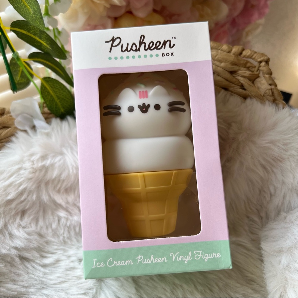 ✨NIB✨ Pusheen Ice Cream Vinyl Figure - White and Cream